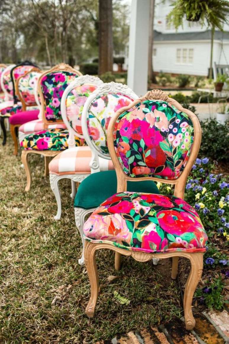28. Reforma de cadeira colorida e estampada &ndash; Foto Chair Whimsy
