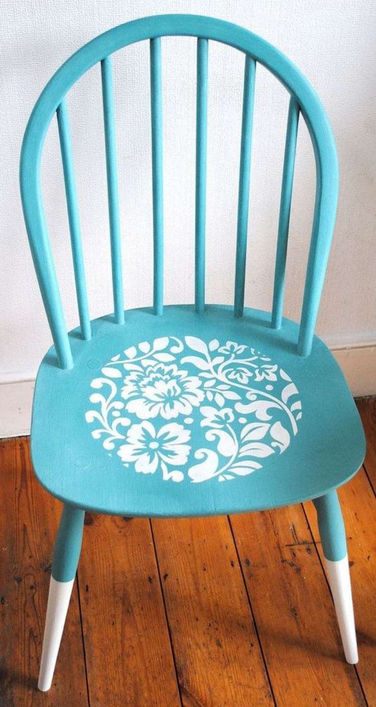 18. Reforma de cadeira antiga em azul e branco – Foto Indulgy