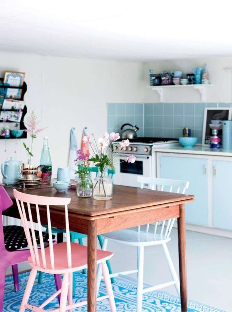 9. Cozinha com cadeiras coloridas reformadas &ndash; Foto mammeaspillo