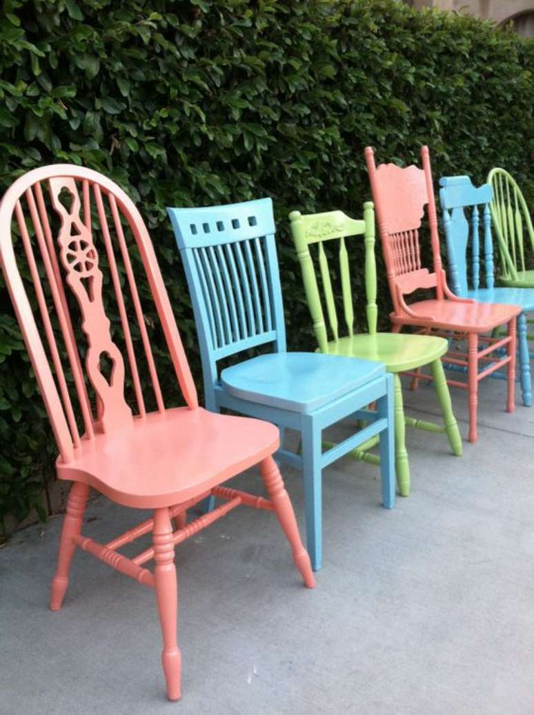 1. Reforma de cadeira colorida em tons pasteis – Foto Etsy