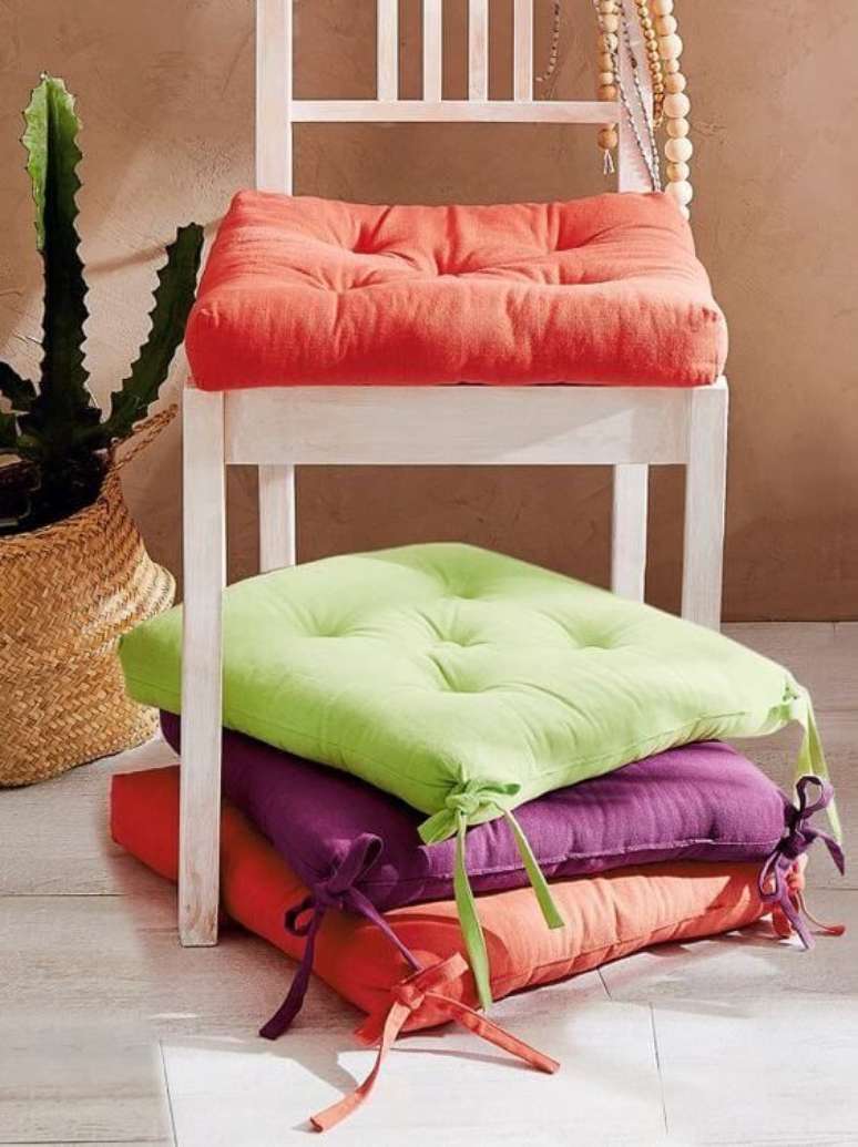 37. Reforma de cadeira com almofada colorida – Foto Revista VD