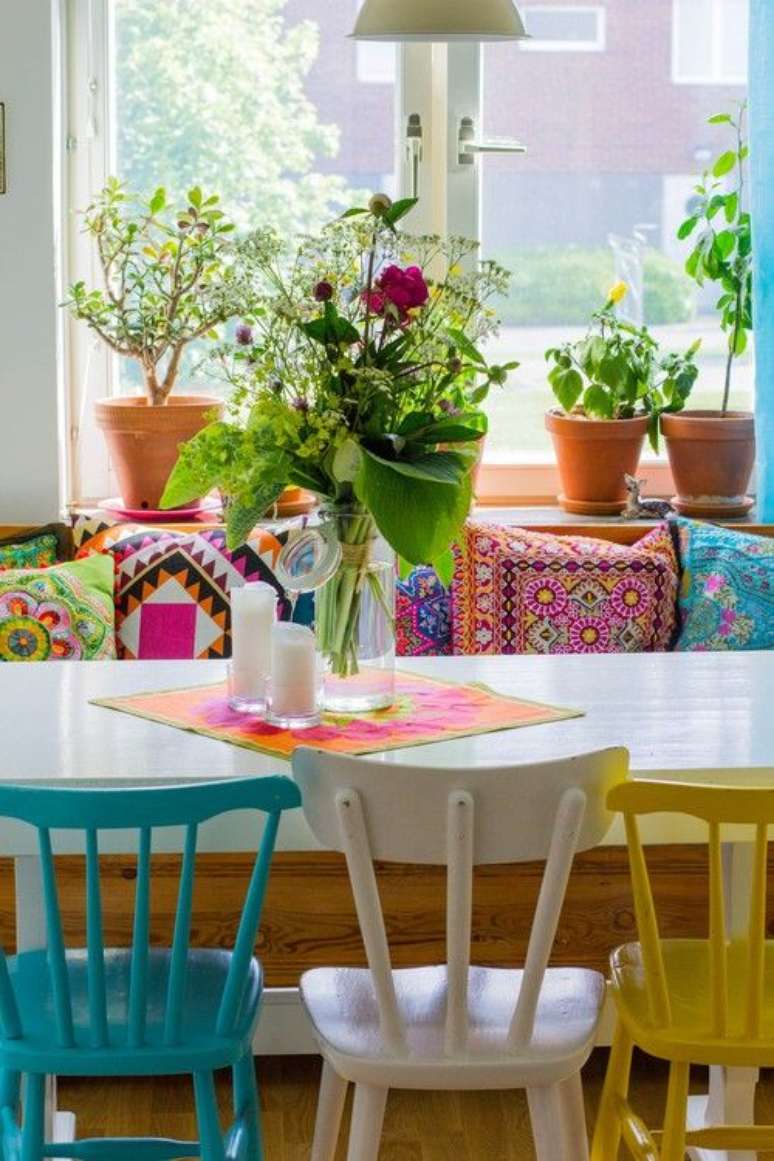 68. Sala de jantar com reforma de cadeiras coloridas e diferentes – Foto Decor Facil