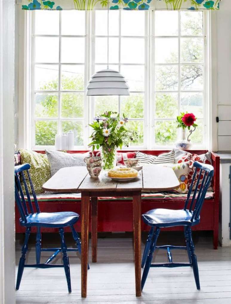 22. Reforma de cadeira azul para mesa de cozinha – Foto Peone
