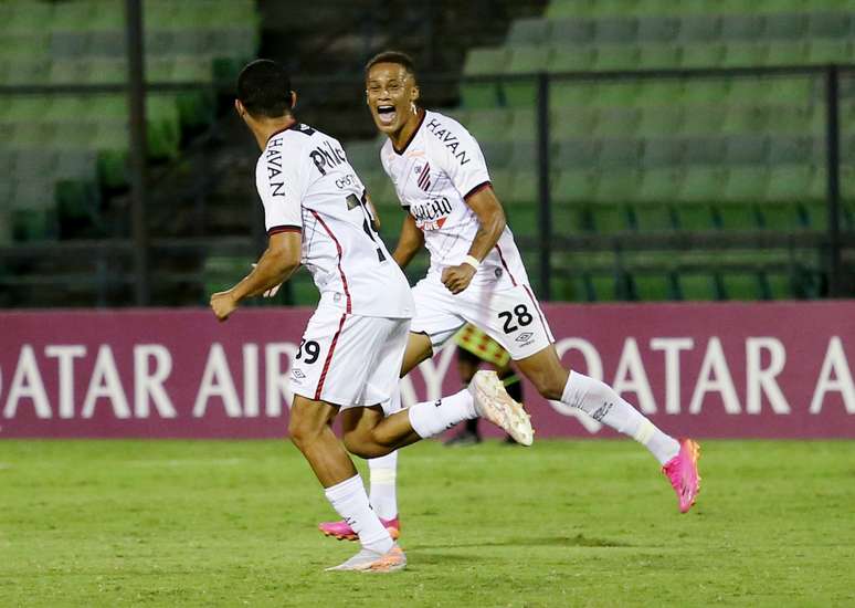 Athletico-PR vence Metropolitanos-VEN e segue vivo na Copa Sul-Americana