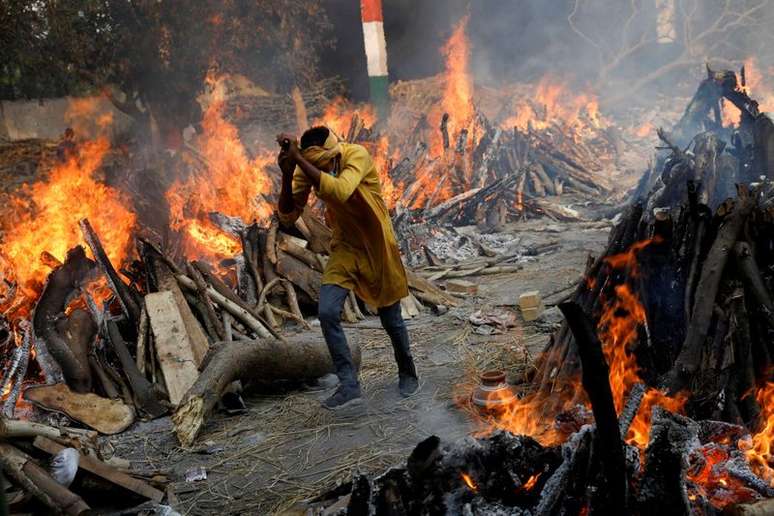 Cremação em massa de pessoas que morreram de Covid-19 em Nova Délhi
26/04/2021 REUTERS/Adnan Abidi