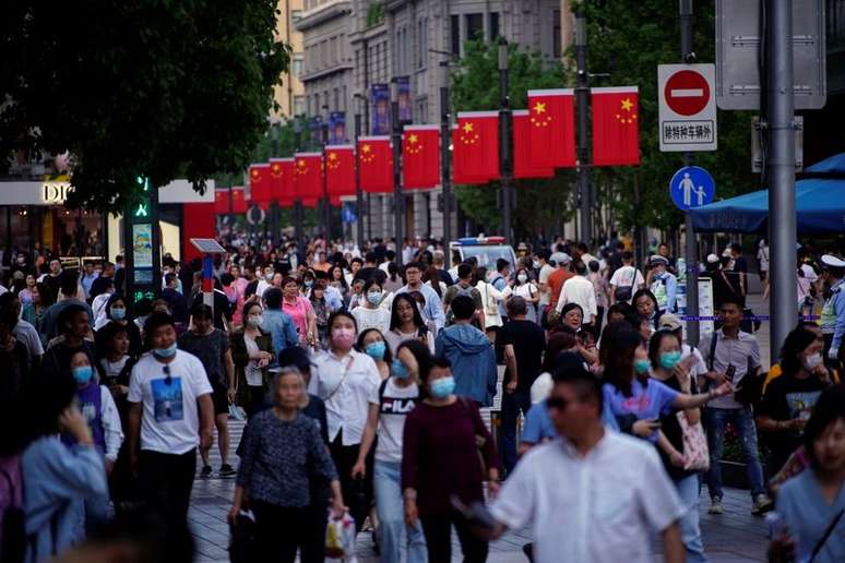Pedestres caminham em área comercial de Xangai, China
10/05/2021 REUTERS/Aly Song