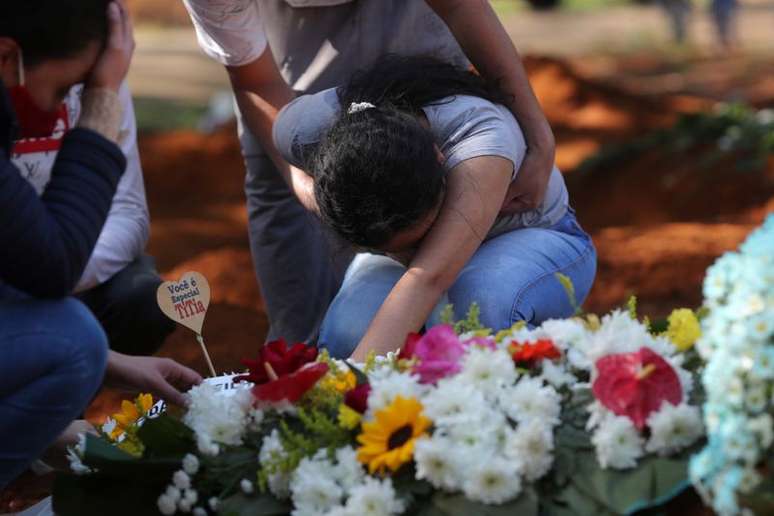 Mulher chora durante funeral da m&atilde;e, que morreu com suspeita de Covid-19, no cemit&eacute;rio de Vila Formosa, em S&atilde;o Paulo
06/08/2020 REUTERS/Amanda Perobelli