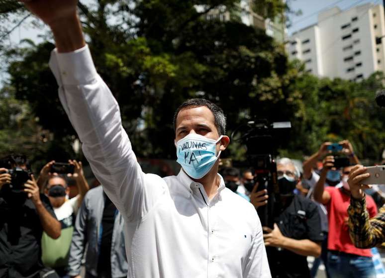 Líder opositor venezuelano Juan Guaidó durante protesto em Caracas, Venezuela  
17/04/2021 REUTERS/Leonardo Fernandez Viloria/File Photo