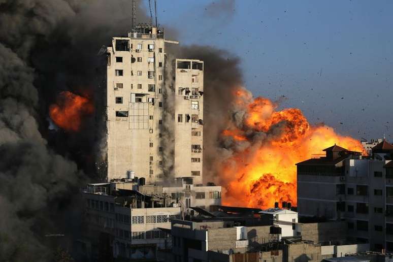 Chamas e fumaça são vistas após ataque de Israel na Cidade de Gaza
12/05/2021
REUTERS/Ibraheem Abu Mustafa