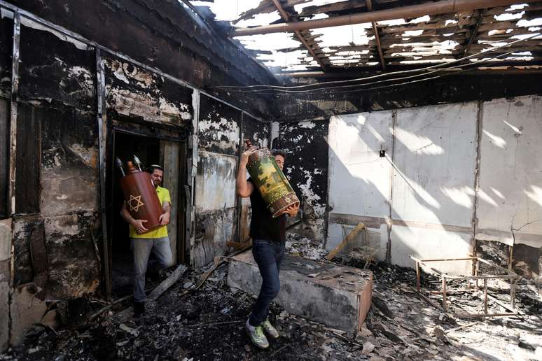 Objetos sagrados s&atilde;o retirados de sinagoga incediada durante conflitos entre israelenses e palestinos 