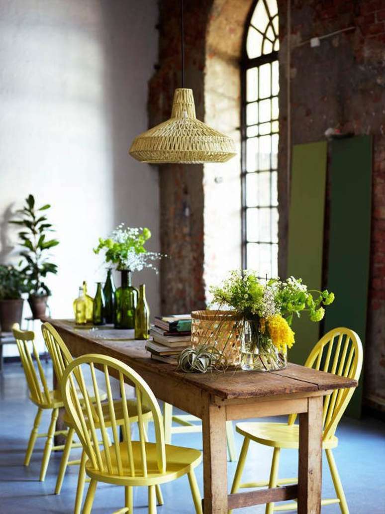 65. Sala de jantar com cadeira amarela – Foto Reciclar e Decorar