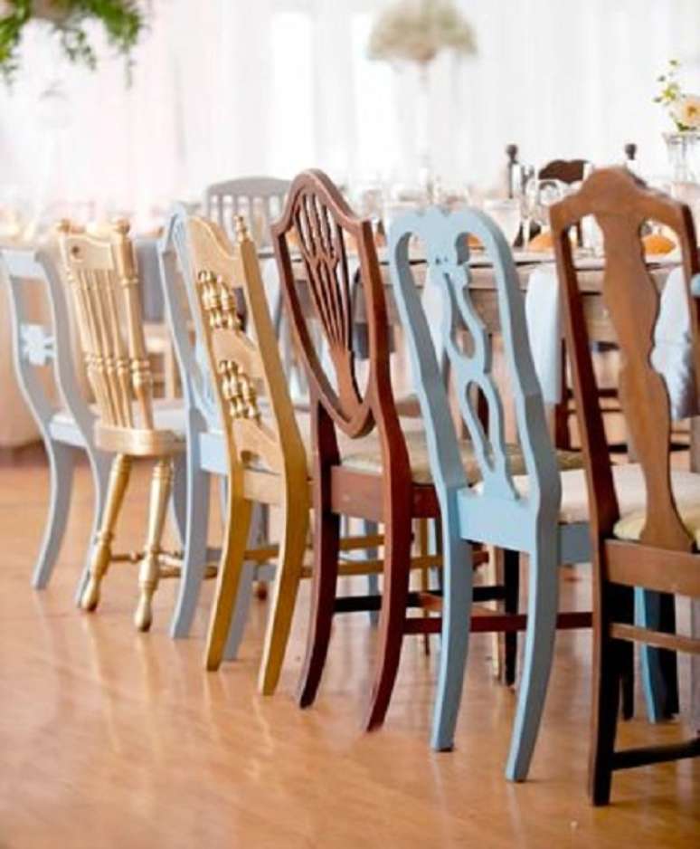 45. Reforma de cadeira de tamanhos e cores diferentes – Foto Hometeka