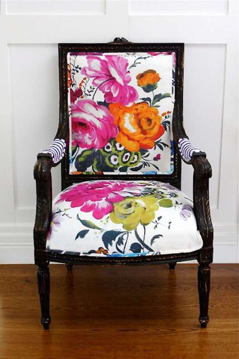 46. Reforma de cadeira e poltrona criativa com estampas florais – Foto Pinterest
