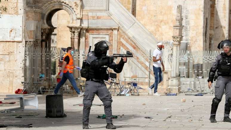 Fortes ​​confrontos ocorreram do lado de fora da Mesquita de Al Aqsa, na Cidade Velha de Jerusalém