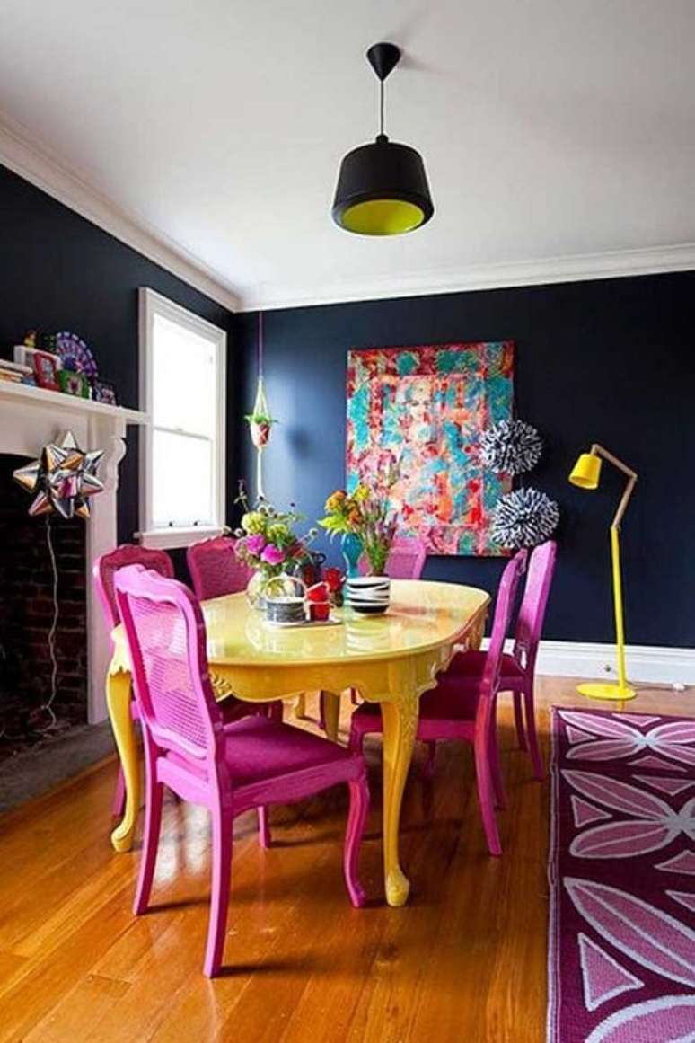 63. Sala colorida com cadeira pink e mesa amarela &ndash; Foto Minha Casa Minha Cara