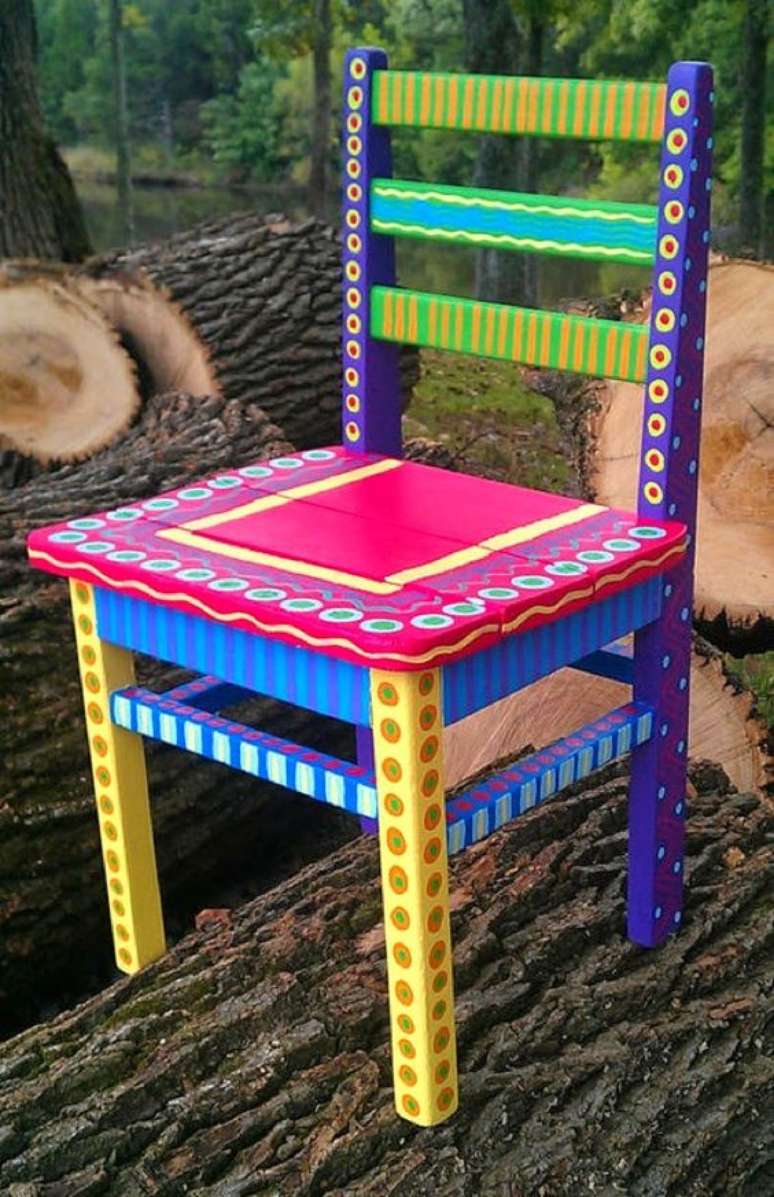 32. Reforma de cadeira colorida para decoração moderna – Foto Decore Com Gigi