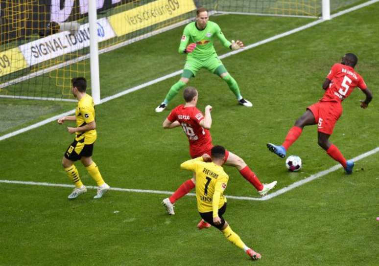 RB Leipzig e Borussia Dortmund se enfrentam nesta quinta-feira (Foto: MARTIN MEISSNER / POOL / AFP)