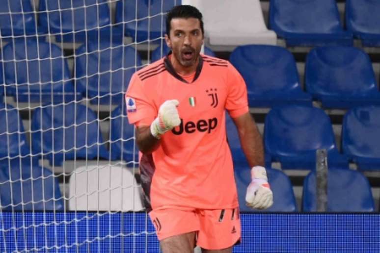 Buffon foi um dos destaques do jogo (Foto: MARCO BERTORELLO / AFP)