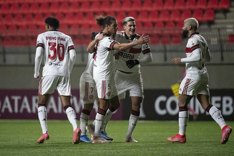 Arão celebra gol de empate com companheiros (Foto: Alexandre Vidal/Flamengo)