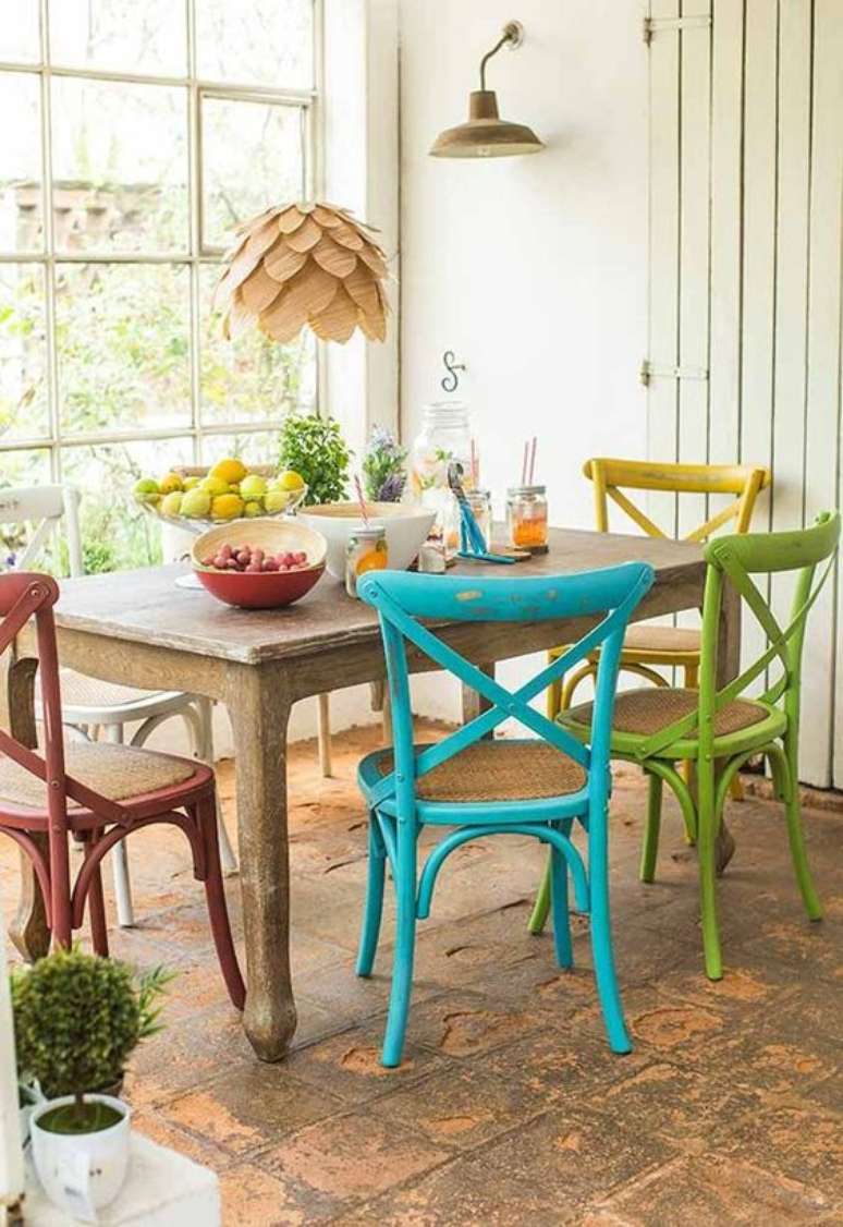 25. Reforma de cadeira colorida com mesa de madeira – Foto Total Construção