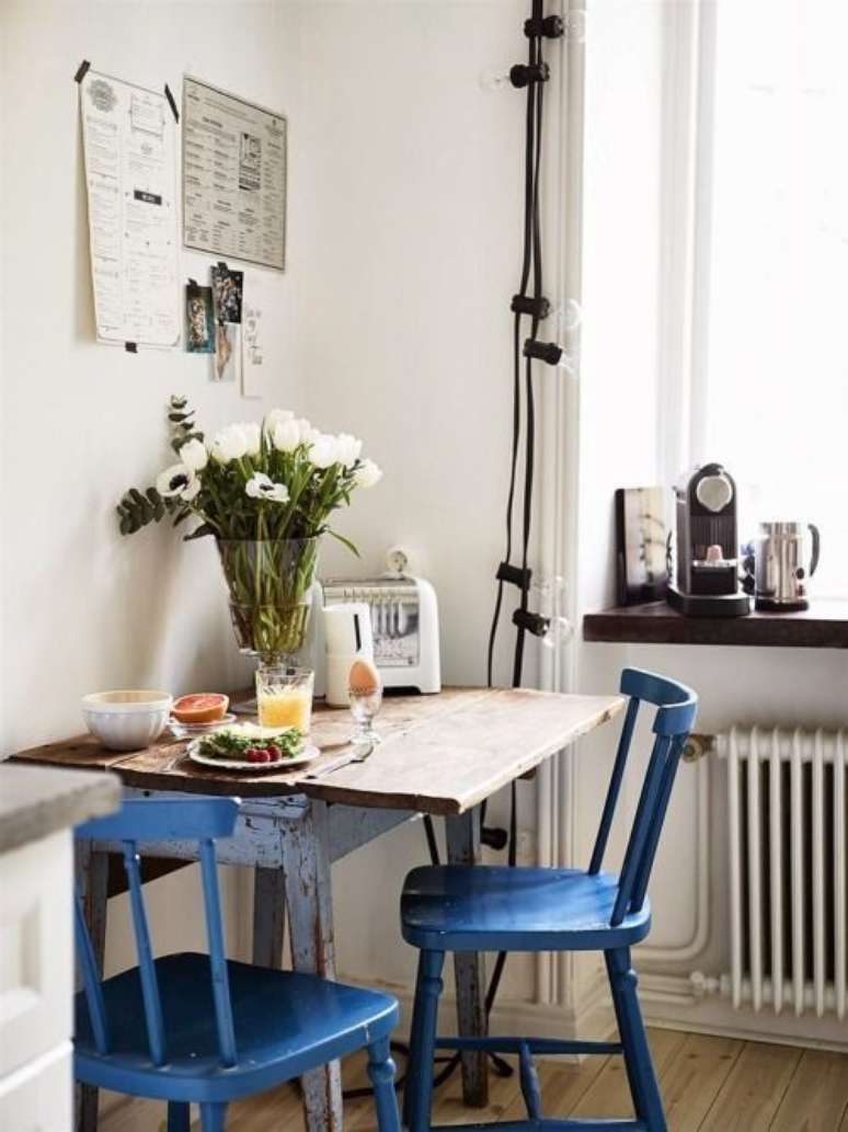 20. Reforma de cadeira azul com mesa rustica – Foto Casa Prosa Decor