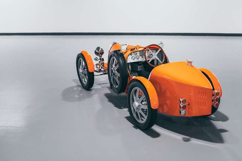 Primeira unidade do Bugatti Baby II traz carroceria na cor Jetex Orange. 
