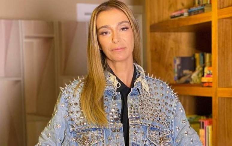 Mônica Martelli usa jaqueta de Paulo Gustavo no 'Saia Justa'