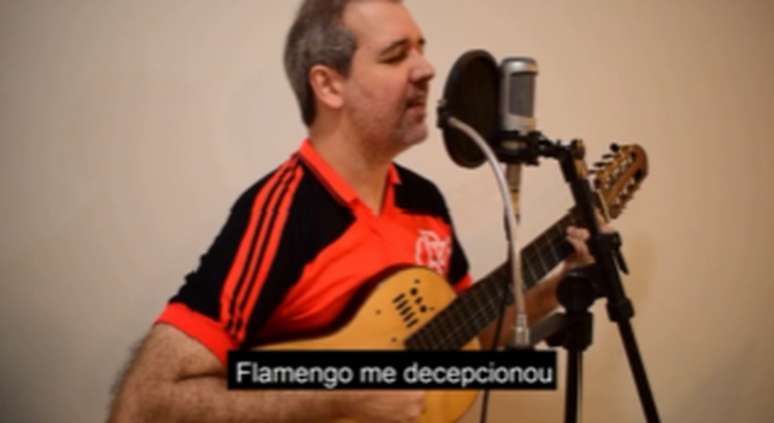 Cantor faz nova interpretação do hino do Flamengo para criticar relação com Havan (Reprodução/Instagram Edu Krieger)