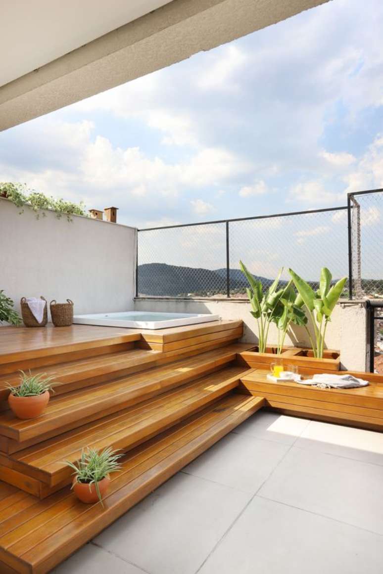 3. Jacuzzi externa elevada com deck de madeira – Foto Studio Canto
