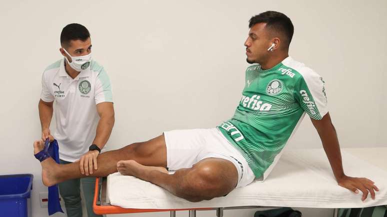 Gabriel Menino recebendo cuidados do fisioterapeuta (Foto: Cesar Greco/Palmeiras)