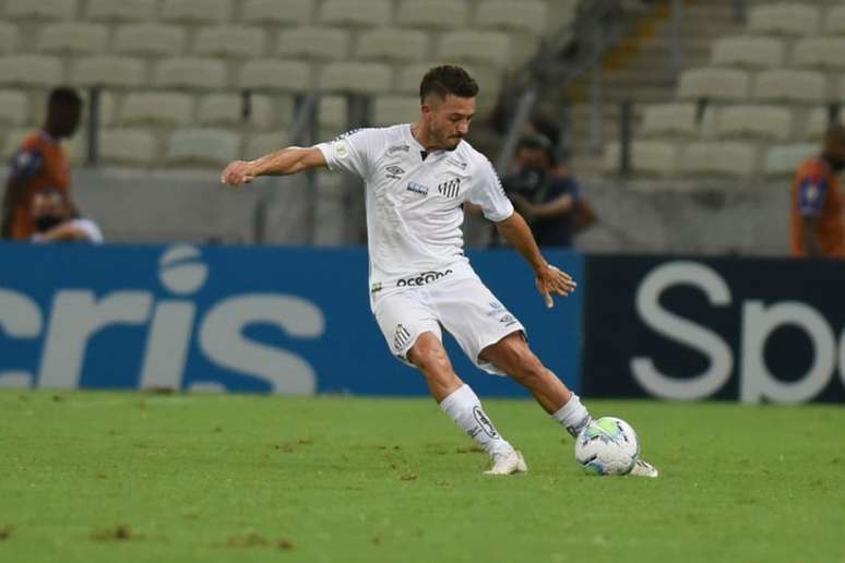 Jean Mota tem feito boas partidas como volante no Santos (Foto: Ivan Storti/Santos FC)