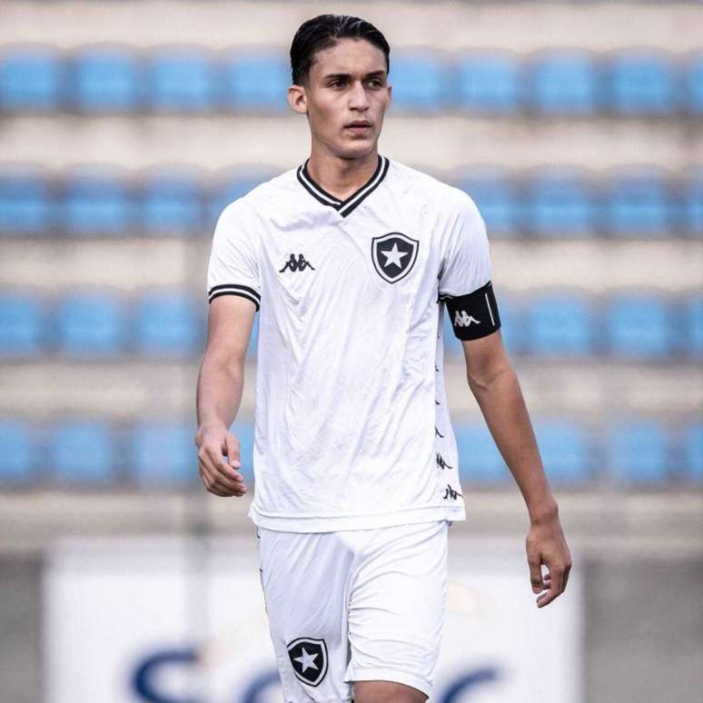 João Lucas foi capitão do Botafogo na estreia do Brasileirão sub-17 (Foto: Rafael Costa/América-MG)