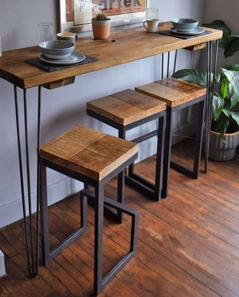 56. Modelo de mesa de ferro pequena e com bancos – Foto Pinterest