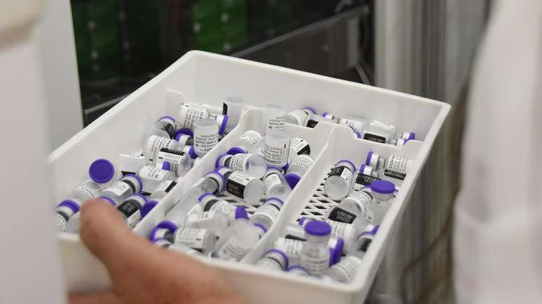 Doses da vacina da Pfizer; empresa afirmou que governo federal rejeitou compra de 70 milhões de doses no ano passado