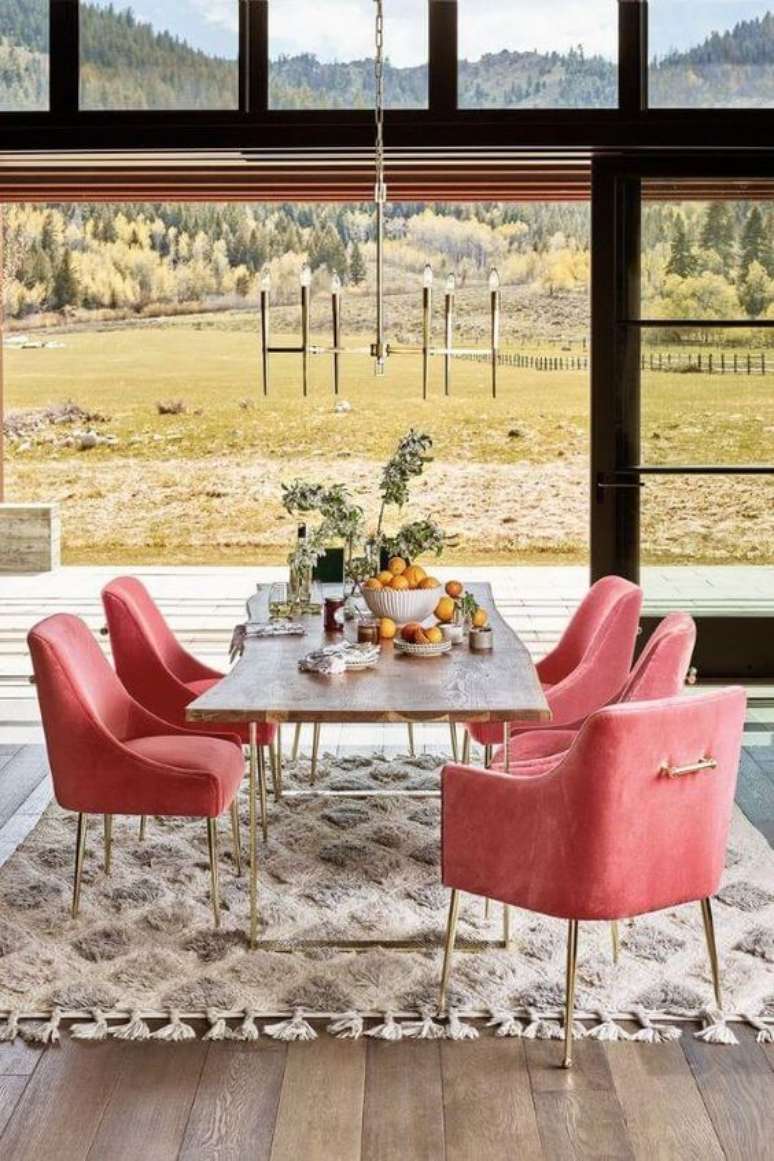9. Sala de jantar com mesa de ferro e cadeiras cor de rosa – Foto Revista VD