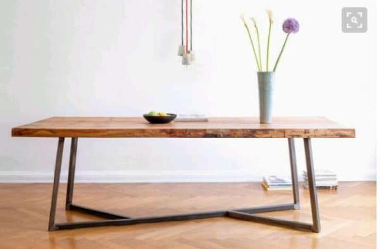 21. Mesa de ferro com madeira com vaso de flores – Foto Skara Industria Criativa de Moveis
