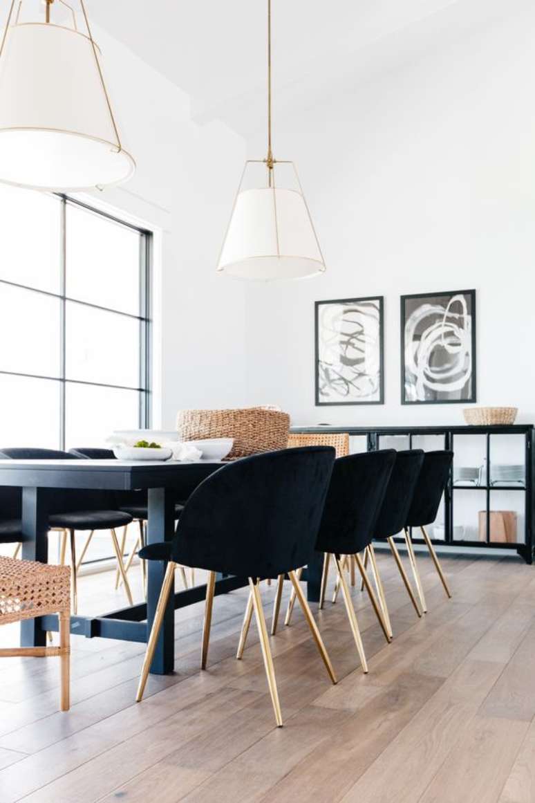 60. Sala de jantar com mesa de ferro e madeira e cadeiras pretas de luxo – Foto Haven