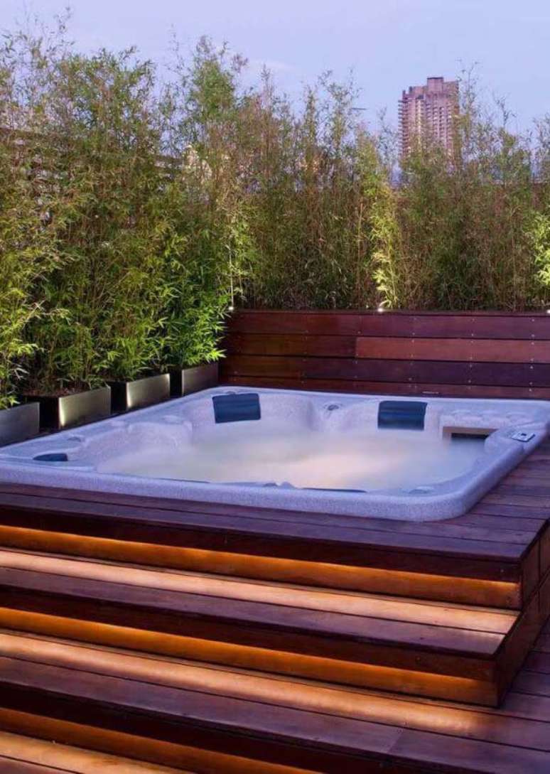 54. Jacuzzi externa com decoração de plantas – Foto Pinterest