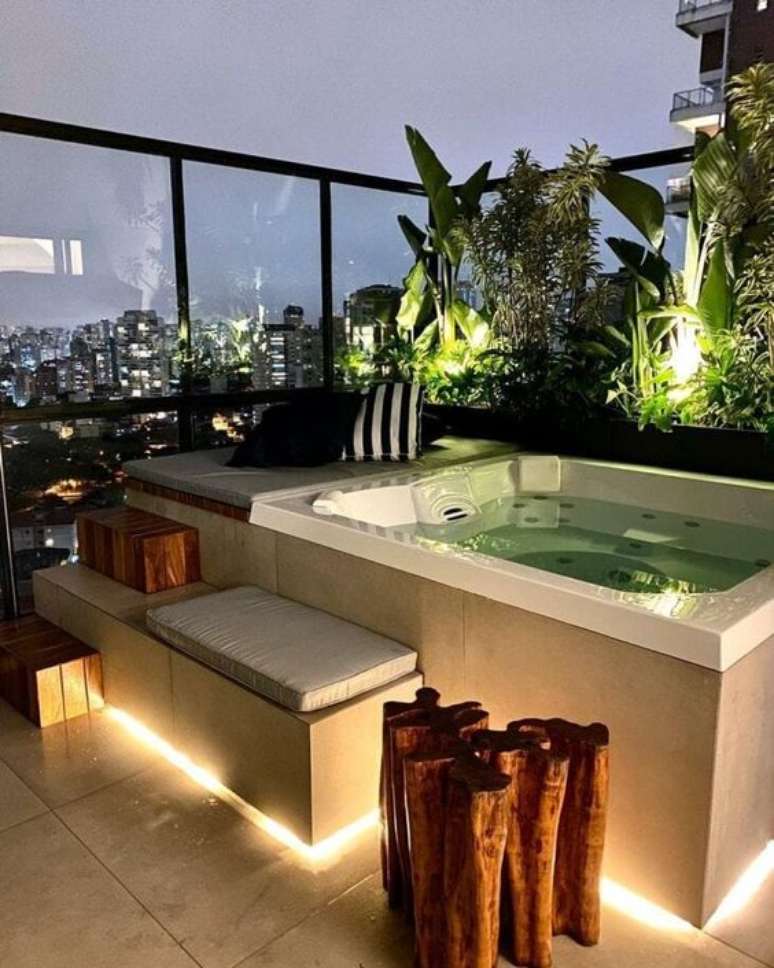 6. Jacuzzi externa com iluminação e plantas na decoração – Foto Pinterest