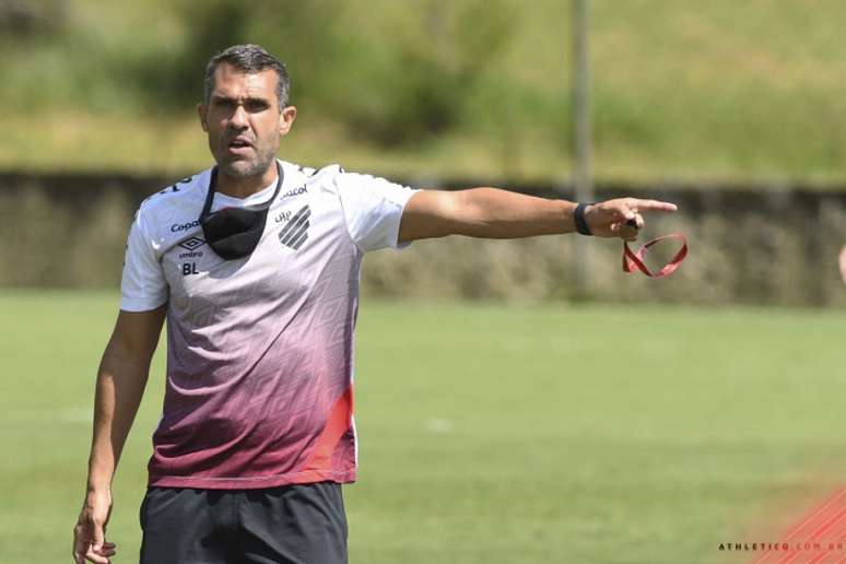 Treinador deve ir para próximo jogo com três atacantes (José Tramontin/athletico.com.br)