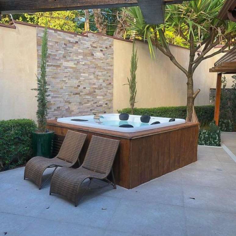 4. Jacuzzi externa quadrada com espreguiçadeira – Foto Pinterest