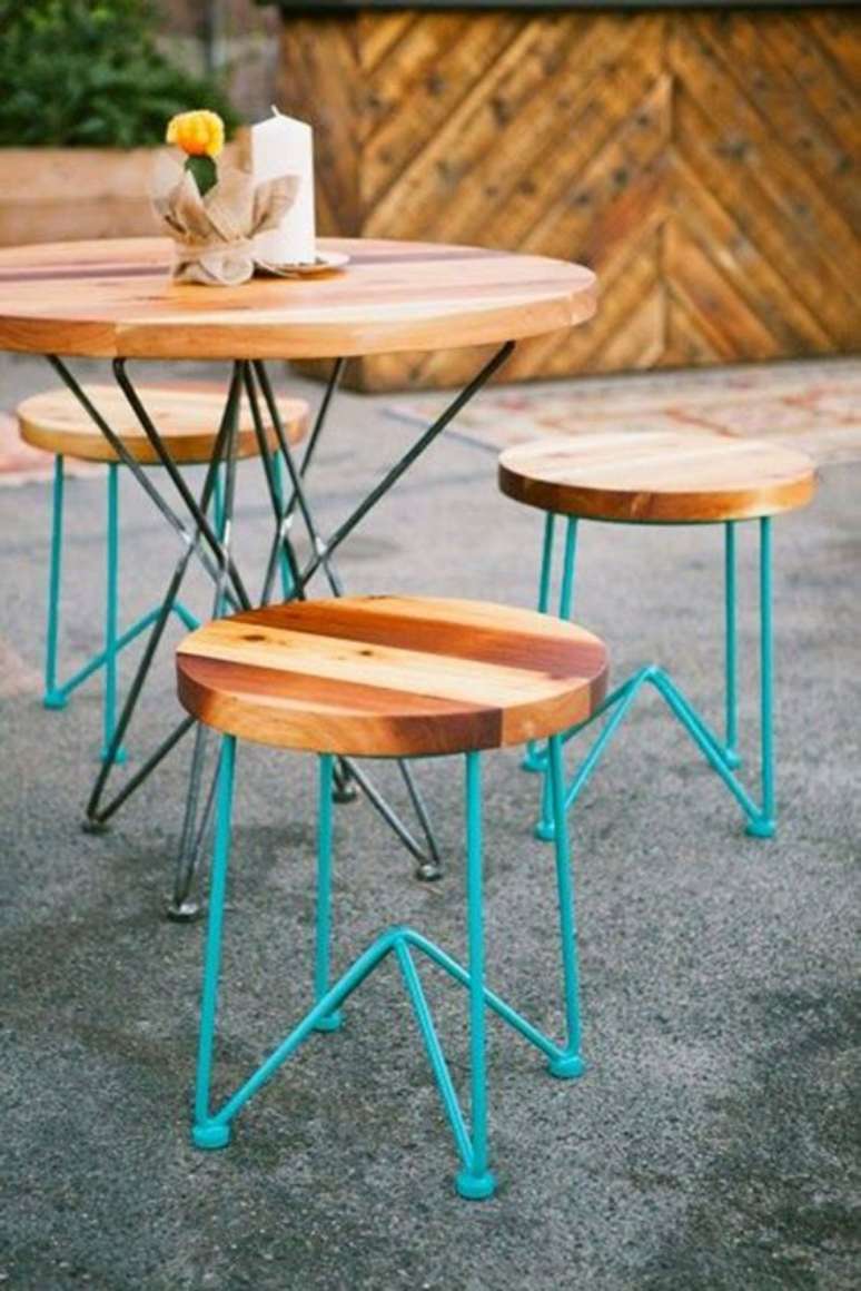 38. Mesa de ferro para &aacute;rea externa colorida &ndash; Foto Luiza Gomes