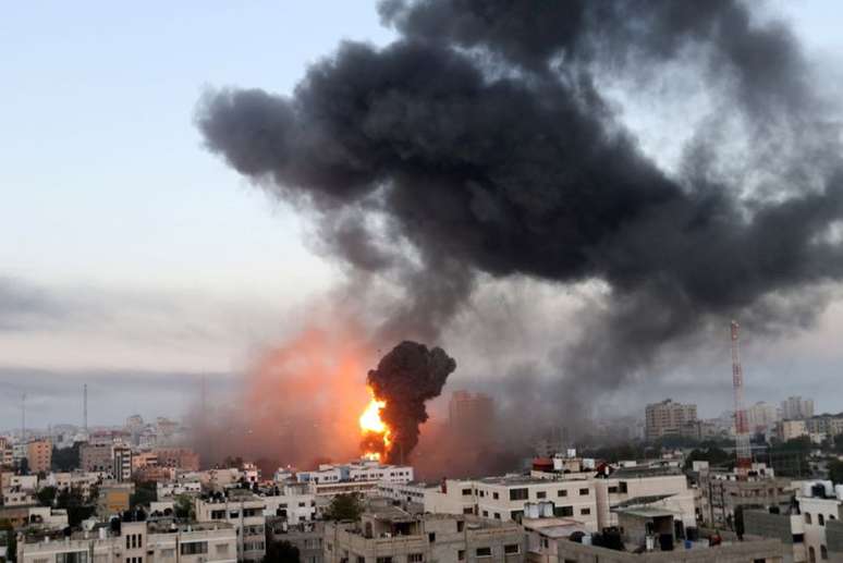 Fuma&ccedil;a e chamas em Gaza durante ataque a&eacute;reo de Israel
12/05/2021 REUTERS/Ibraheem Abu Mustafa
