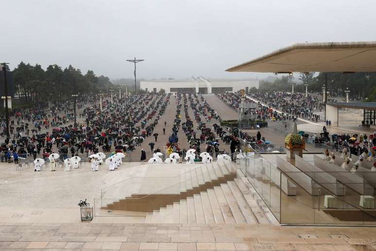 Fi&eacute;is no Santu&aacute;rio de F&aacute;tima, em Portugal
13/05/2021 REUTERS/Pedro Nunes