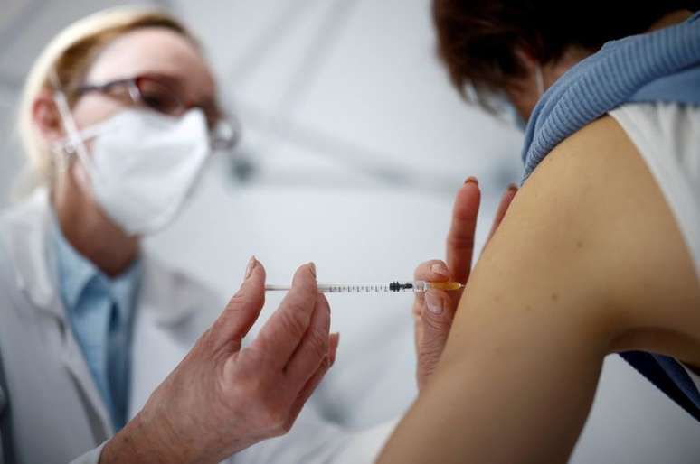 Enfermeira aplica vacina contra Covid-19 em paciente em La Baule, na França
17/02/2021 REUTERS/Stephane Mahe/File Photo