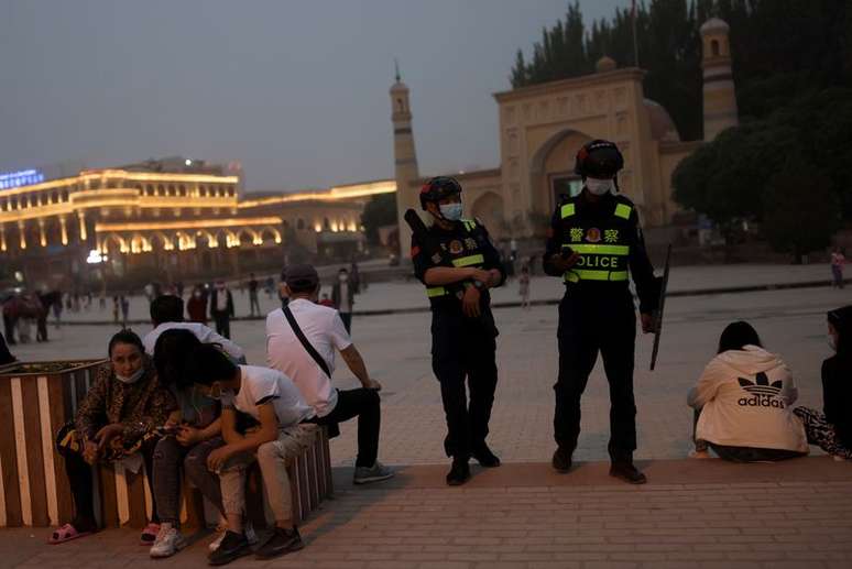Policiais patrulham praça em frente à Mesquita Id Kah em Kashgar, na Região Autônoma Uigur de Xinjiang, China
03/05/2021 REUTERS/Thomas Peter