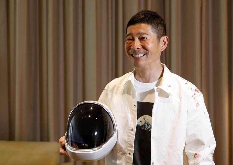 Maezawa com roupa espacial durante entrevista à Reuters
 3/3/2021 REUTERS/Kim Kyung-Hoon