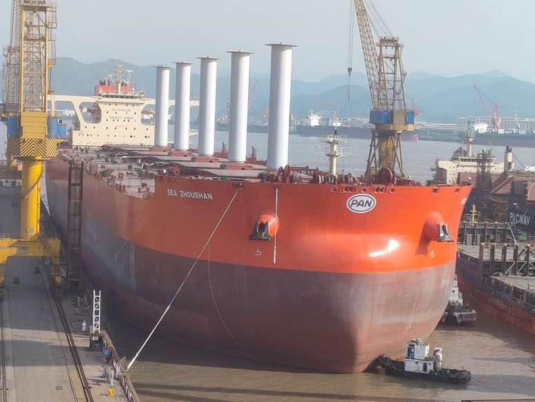 Primeiro navio mineraleiro do mundo equipado com velas rotativas em foto no porto de Zoushan, China 
29/04/2021
Vale/Divulgação via REUTERS