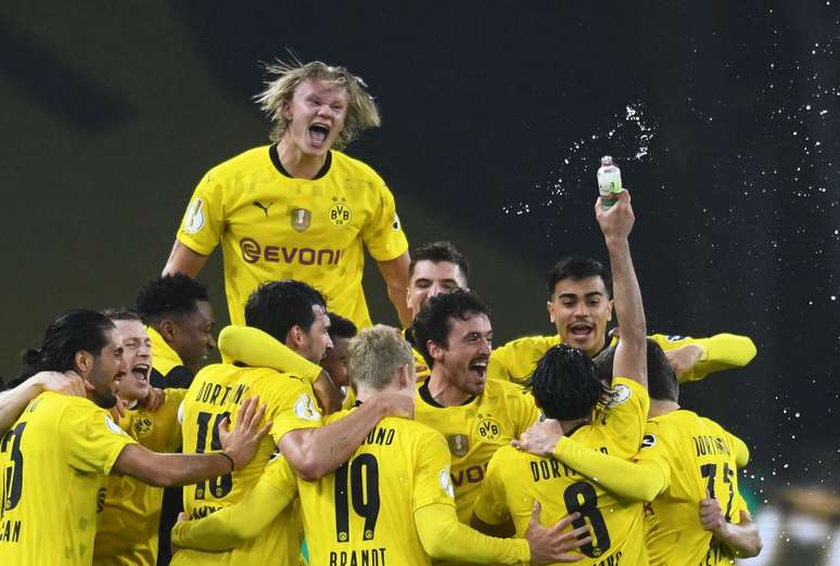 Jogadores de Borussia Dortmund celebram título