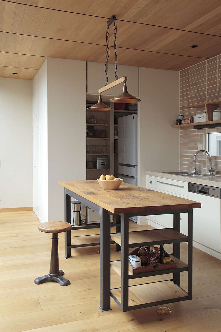 2. Mesa de ferro para cozinha moderna – Foto Home Adore
